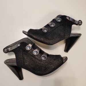 Chanii B 39 Heels Honey Black Platinum open toe sandal Strappy Military Silver